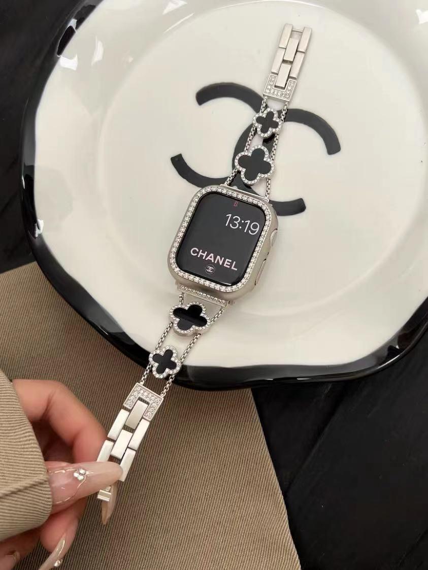Starlight Metal Apple Watch Band close-up view
