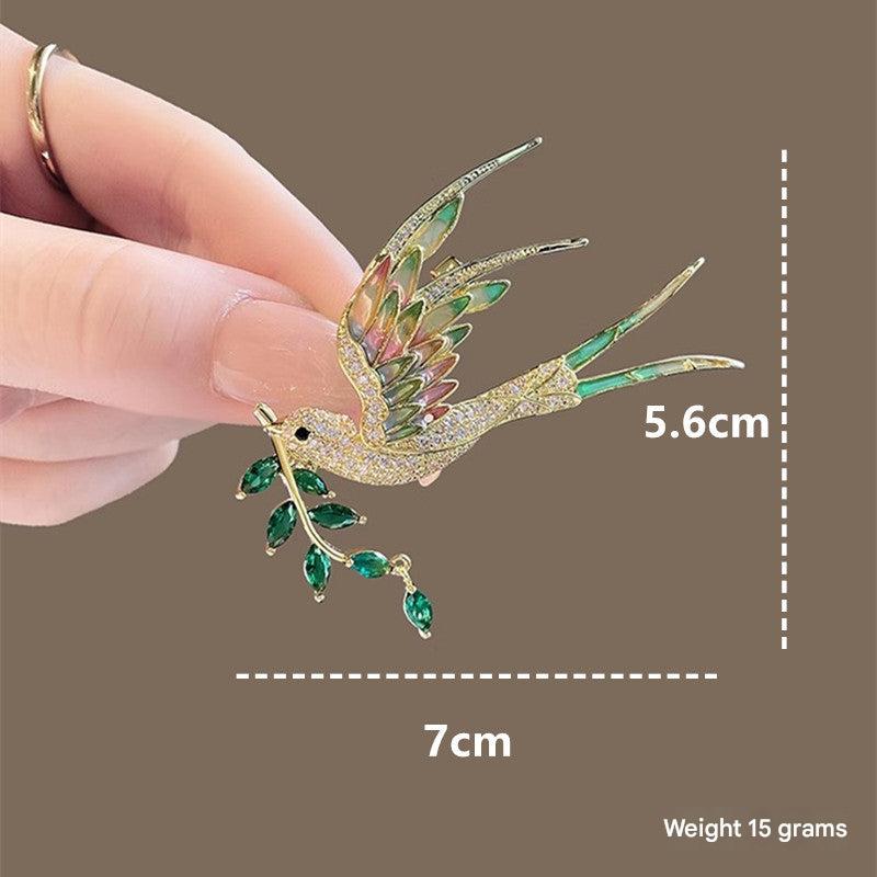 Elegant brooch on qipao