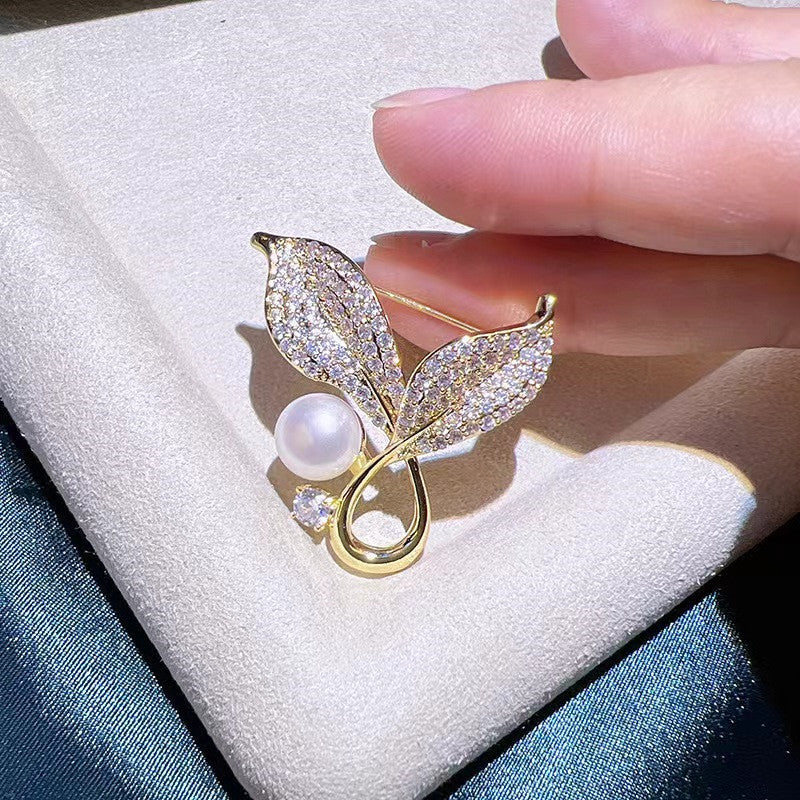 Brooch with shimmering pearls on a neutral background