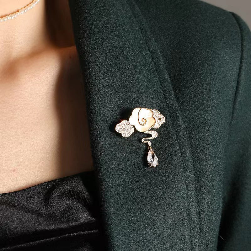 Elegant Brooch with Cloud Design Image 2