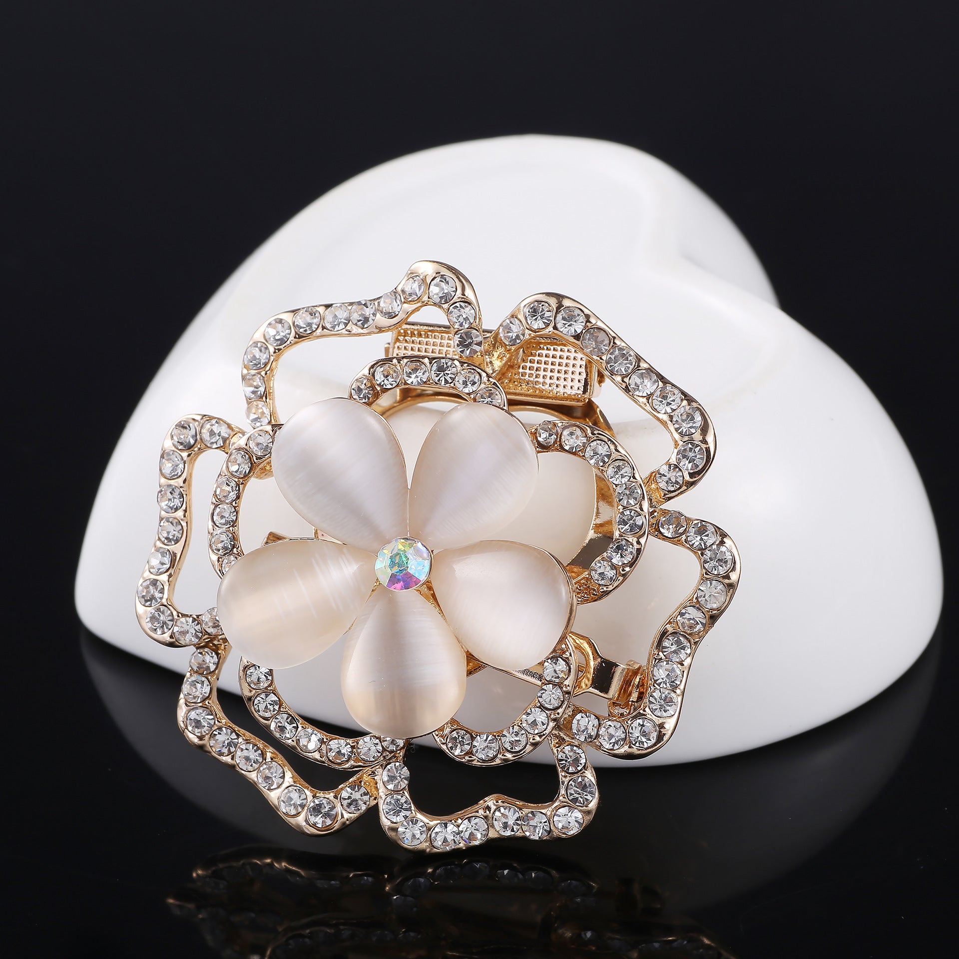 Gift boxed rhinestone cat eye brooch
