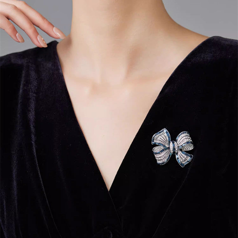 Versatile stylish brooch in different angles