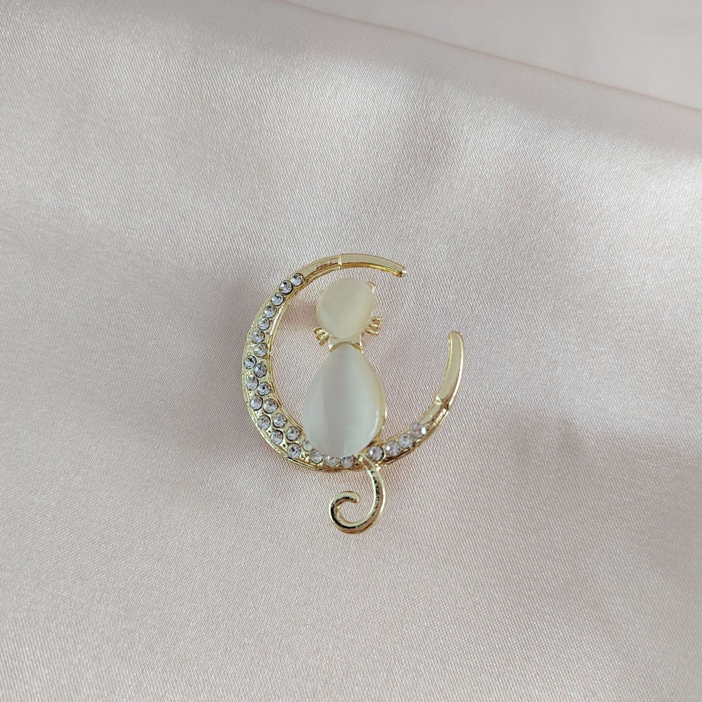 Trendy brooch featuring cat design and stones