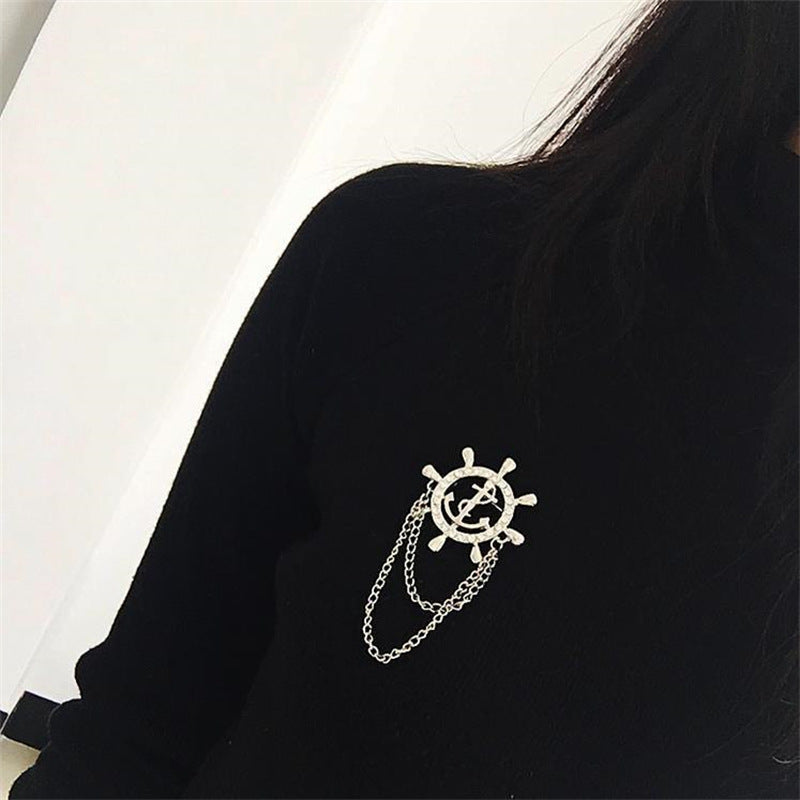 Elegant Brooch for Men and Women Image 3