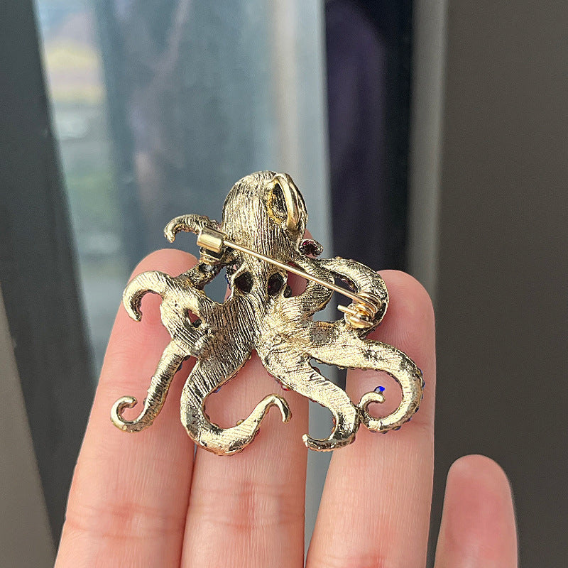 Octopus brooch showing sparkling details