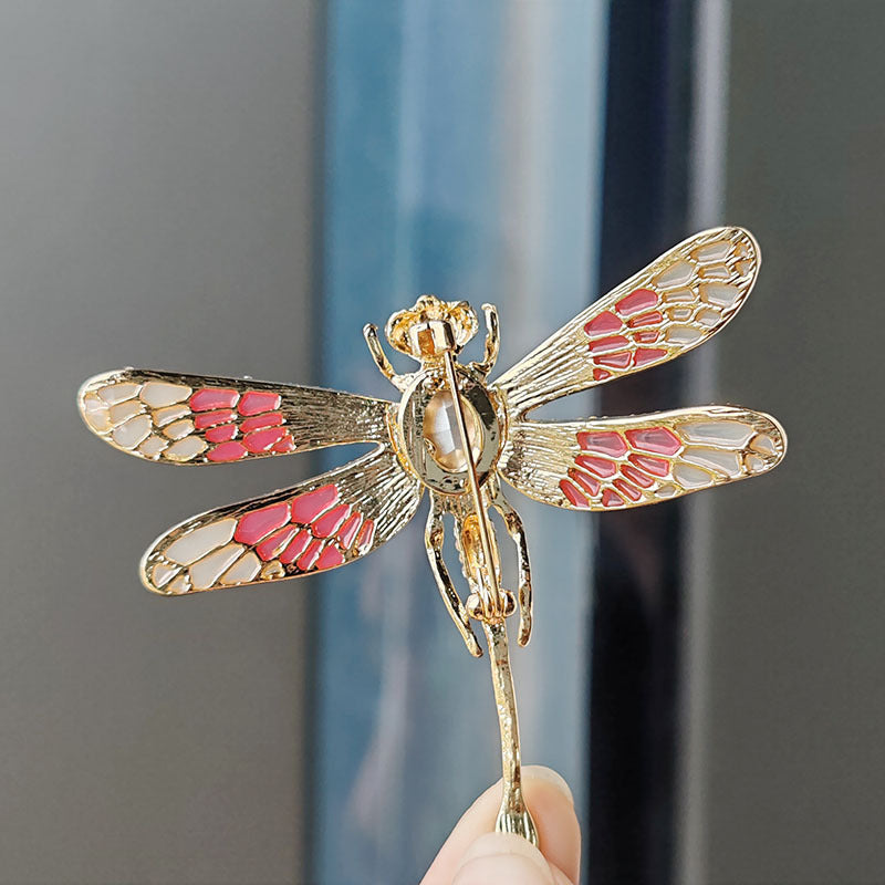 Versatile brooch pinned on a bag