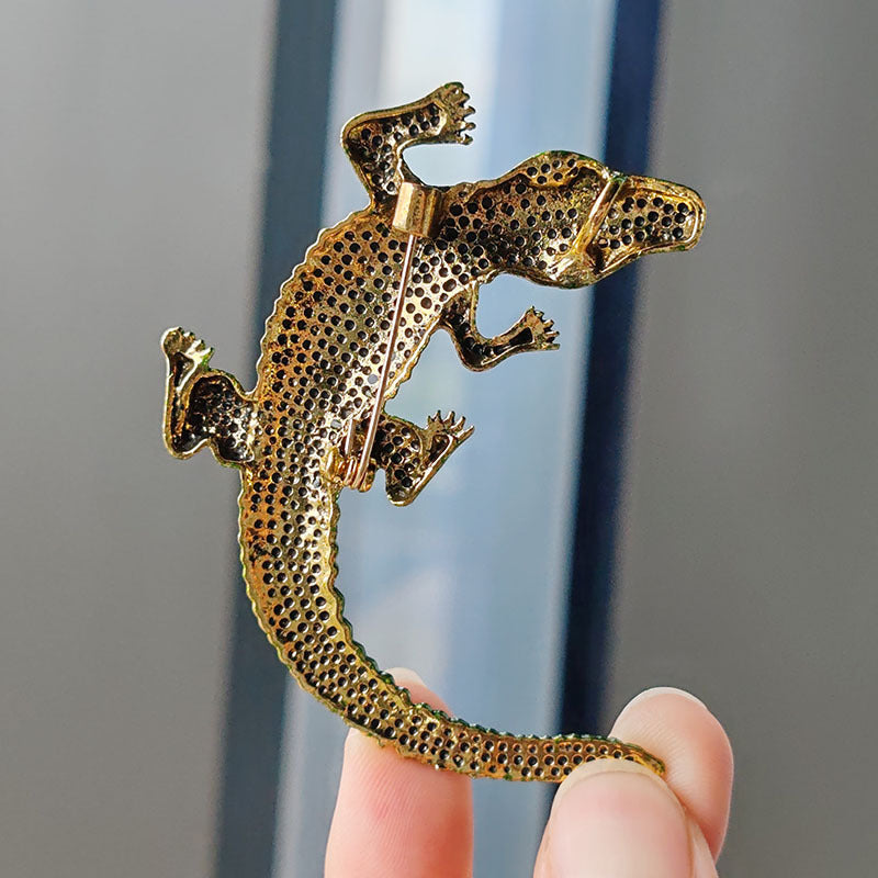 Different color options for the crocodile brooch