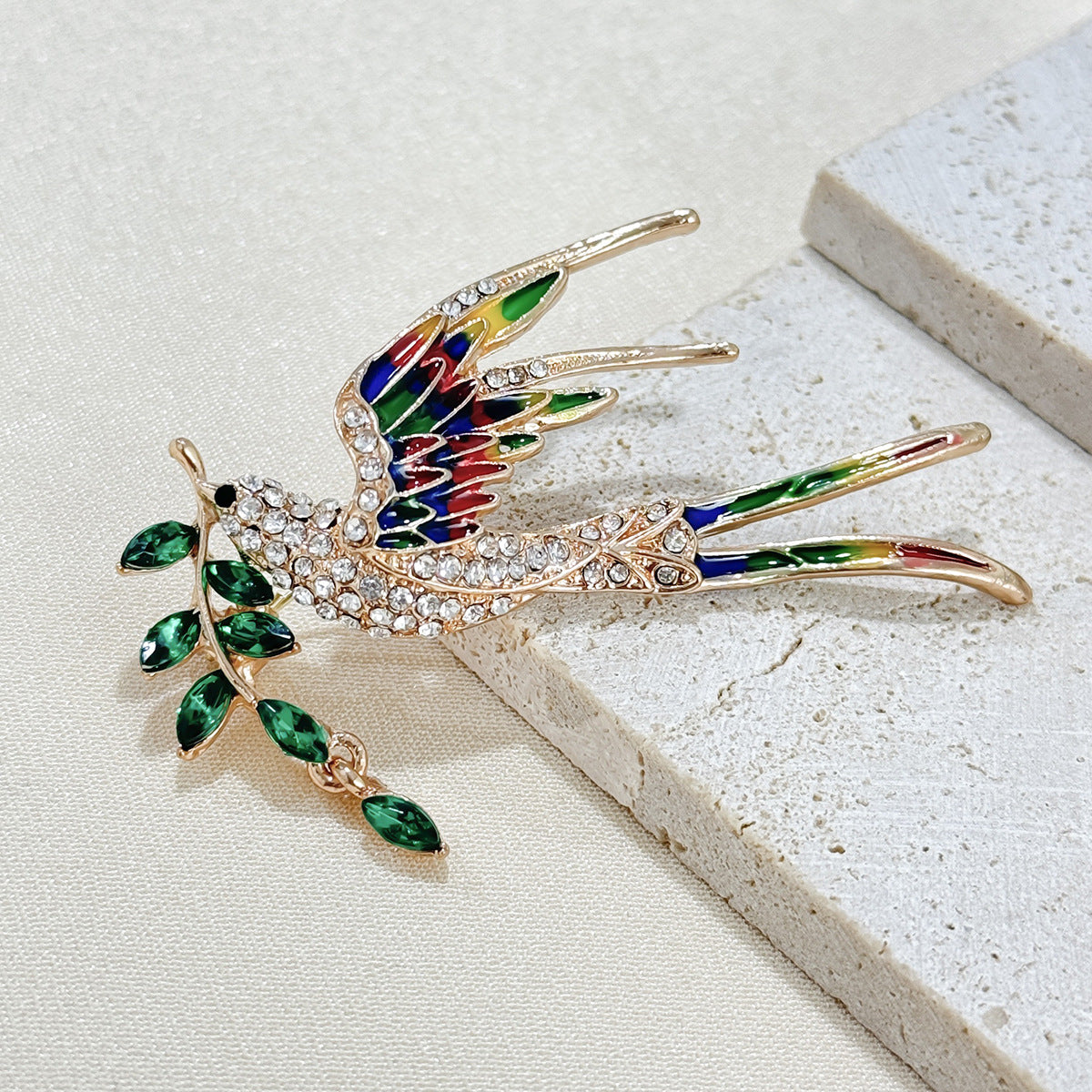 Versatile brooch with exquisite design