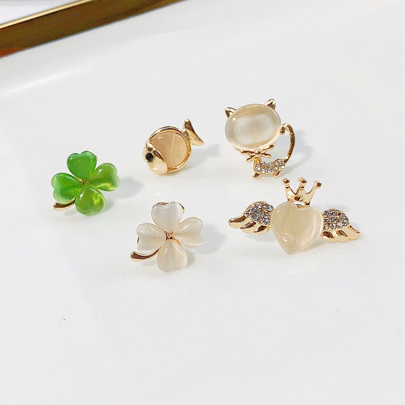 Clover design brooch with shiny finish