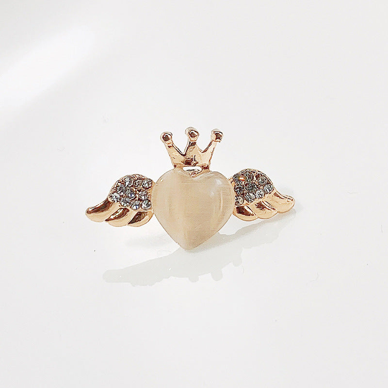 Elegant pin brooch with clover design