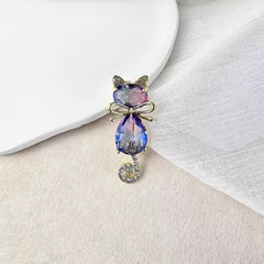 Unique brooch for women featuring cat shape