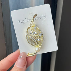 Leaf shaped Brooch on display image 9