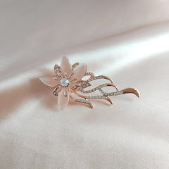 Stylish vintage floral brooch design