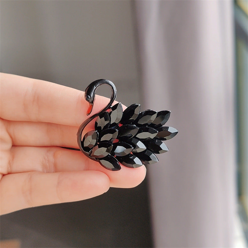 Fashionable brooch showcasing unique design - Image 10