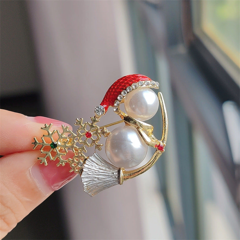 Charming snowman brooch design