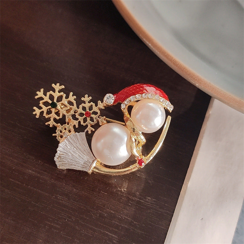 Elegant pearl snowman brooch details