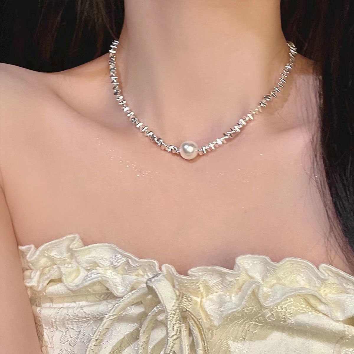 Chic Women's Silver Pearl Necklace Image 4