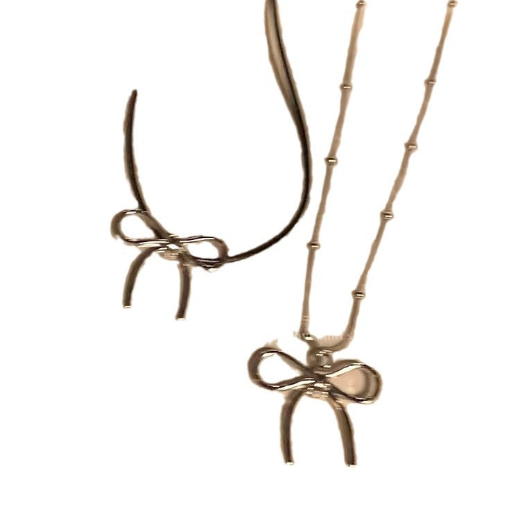 Showcasing the alloy material of the necklace