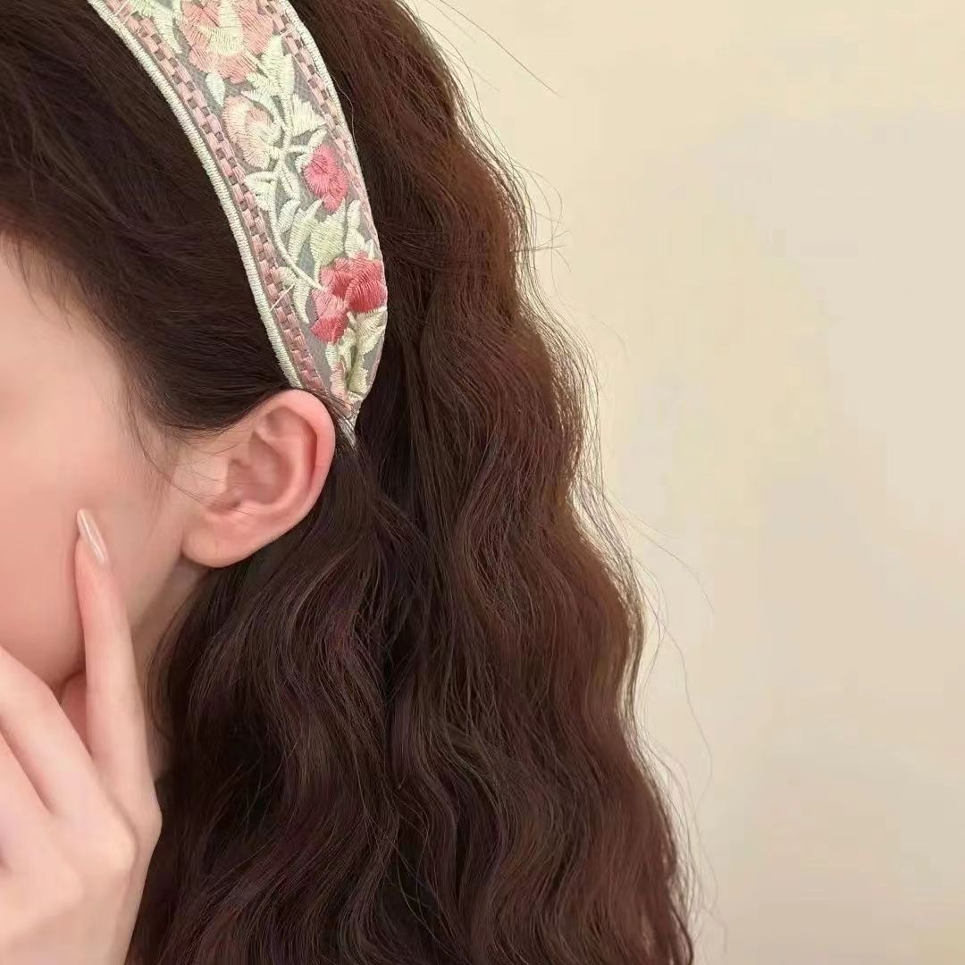 Chic floral headband styled with summer outfit
