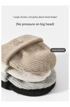 Chic and warm knit hat in light khaki